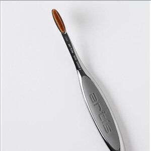 NIB Artis Elite LINEAR 3 Brush in smoke finish